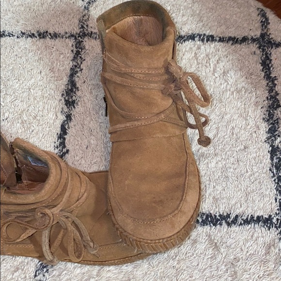 UGG - Picture 2 of 7